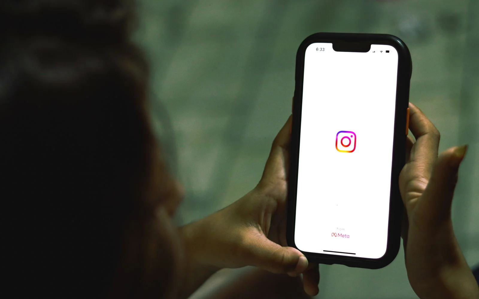 Social media unboxing prompt on custom mailer box