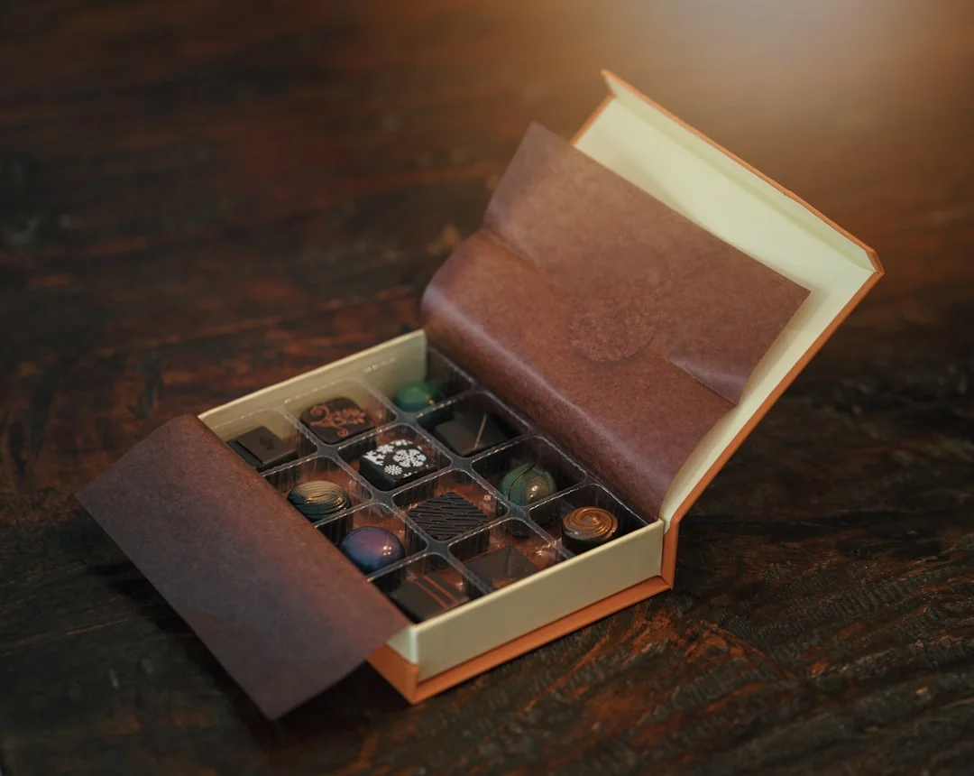 Book-style rigid box for gourmet subscriptions