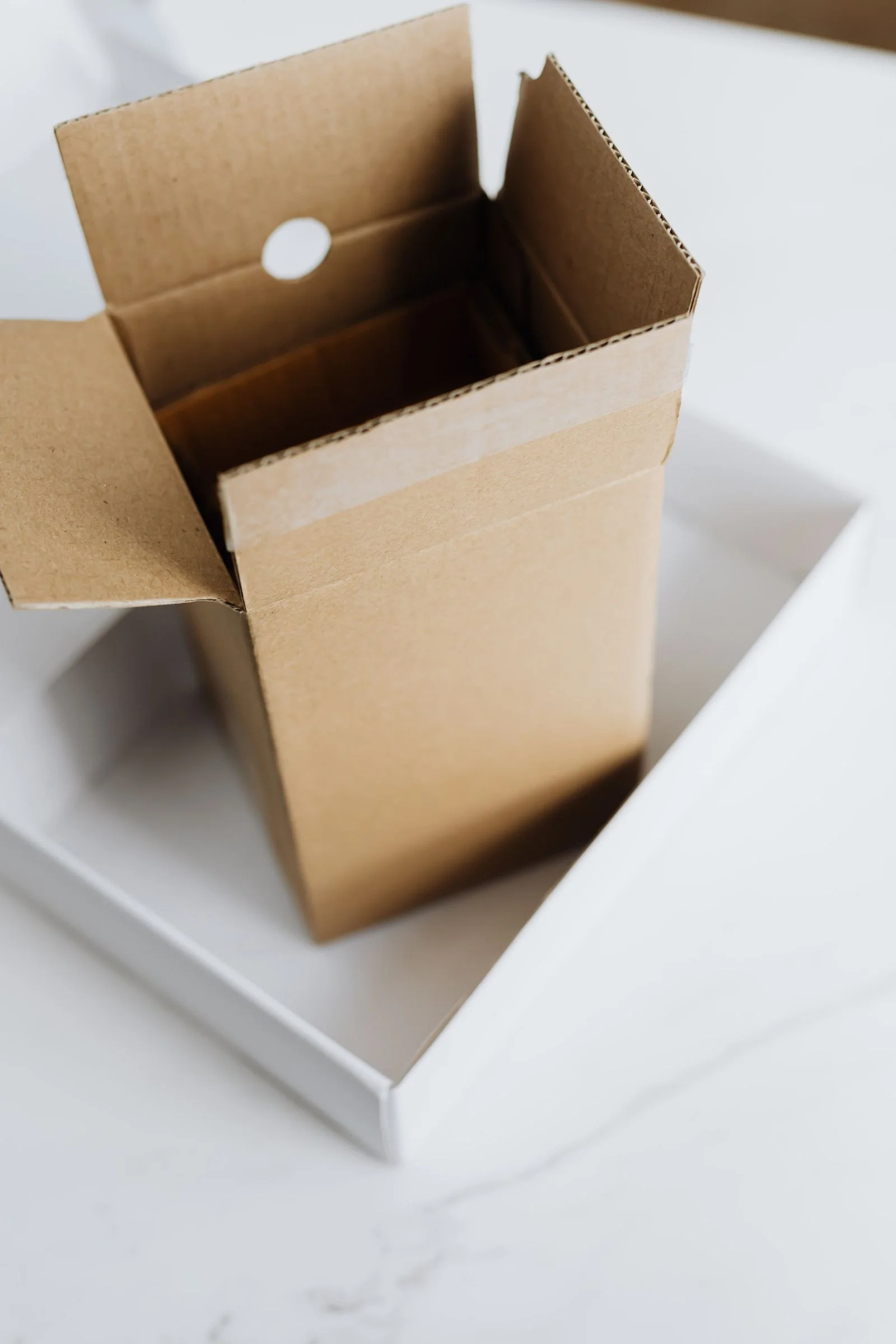 Branded mailer box unboxing experience for ecommerce brands