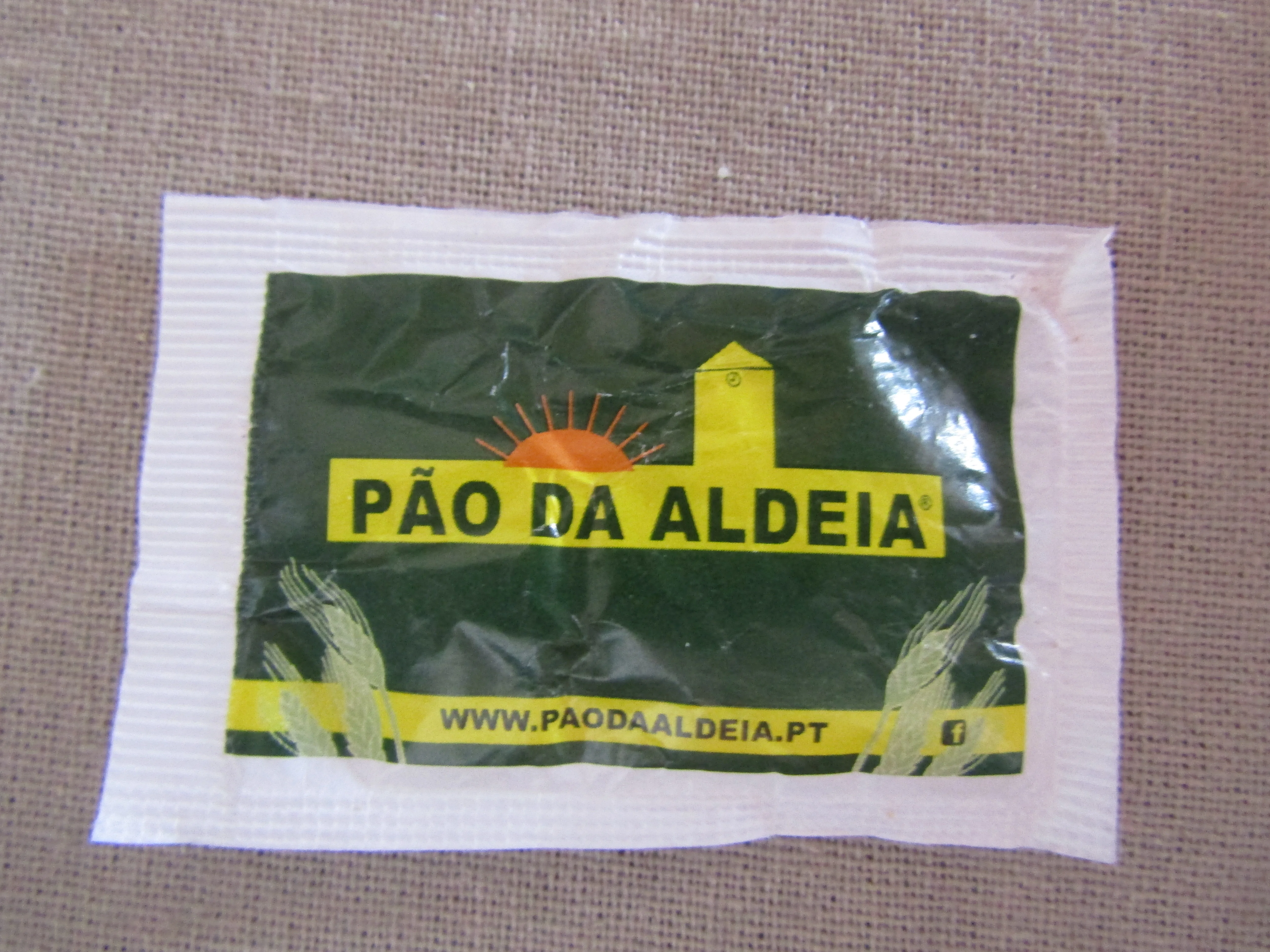 Flat single-serve sachet example used to compare sachet shape with narrow stick pack packaging