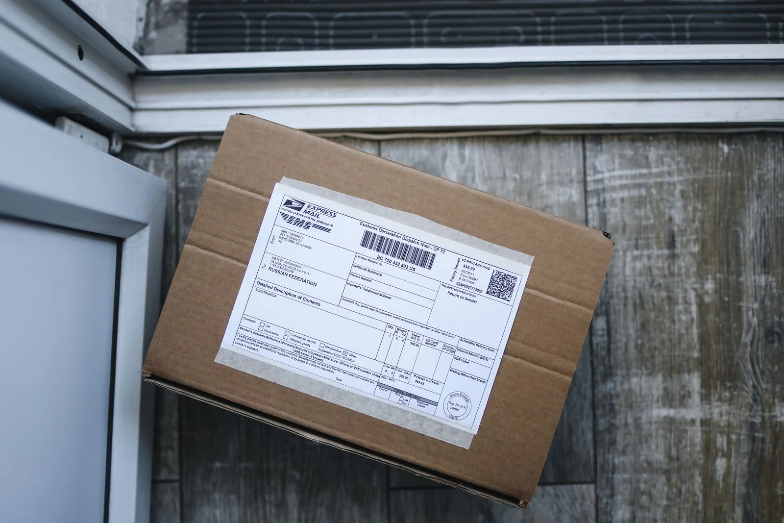 Shipping carton structure compared with custom mailer box