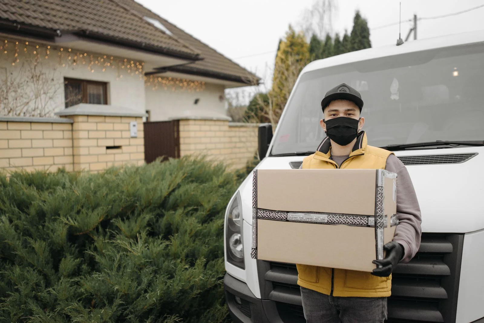 Sustainable mailer box reduces void fill in ecommerce shipping